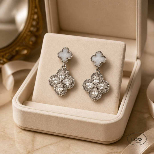 Twin Clover Drop Earrings Silver fra LØW Jewelry