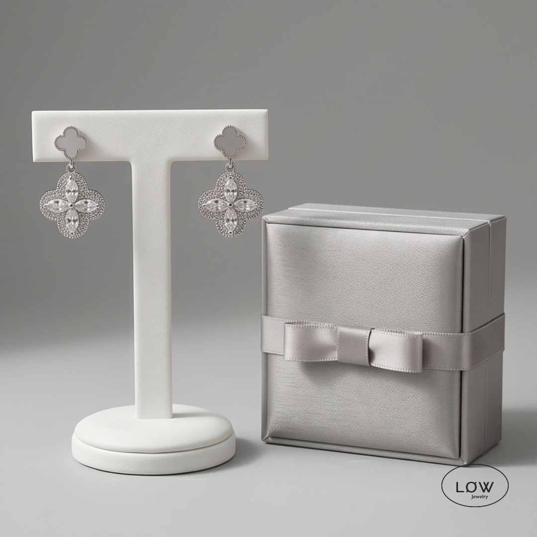 Twin Clover Drop Earrings Silver fra LØW Jewelry