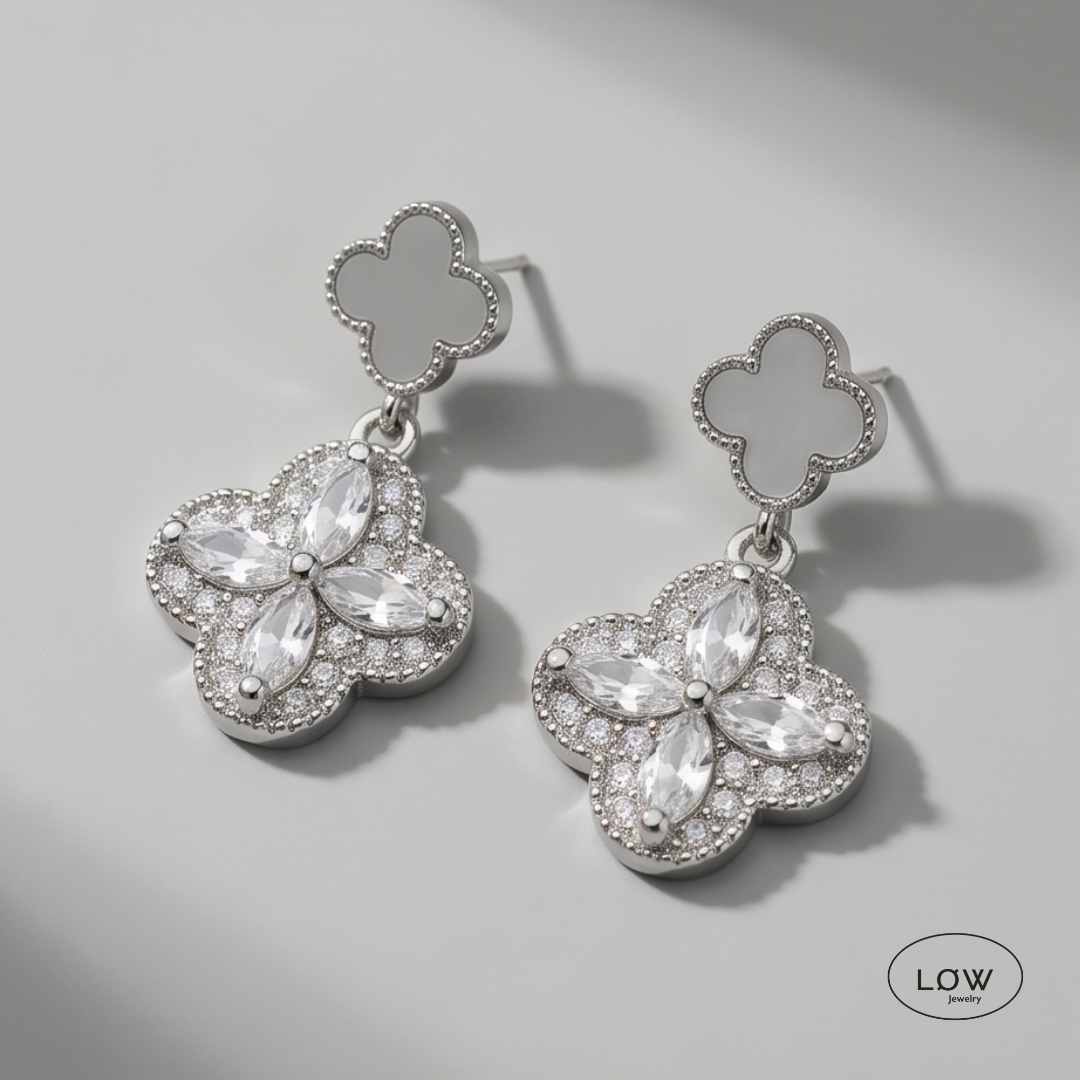 Twin Clover Drop Earrings Silver fra LØW Jewelry