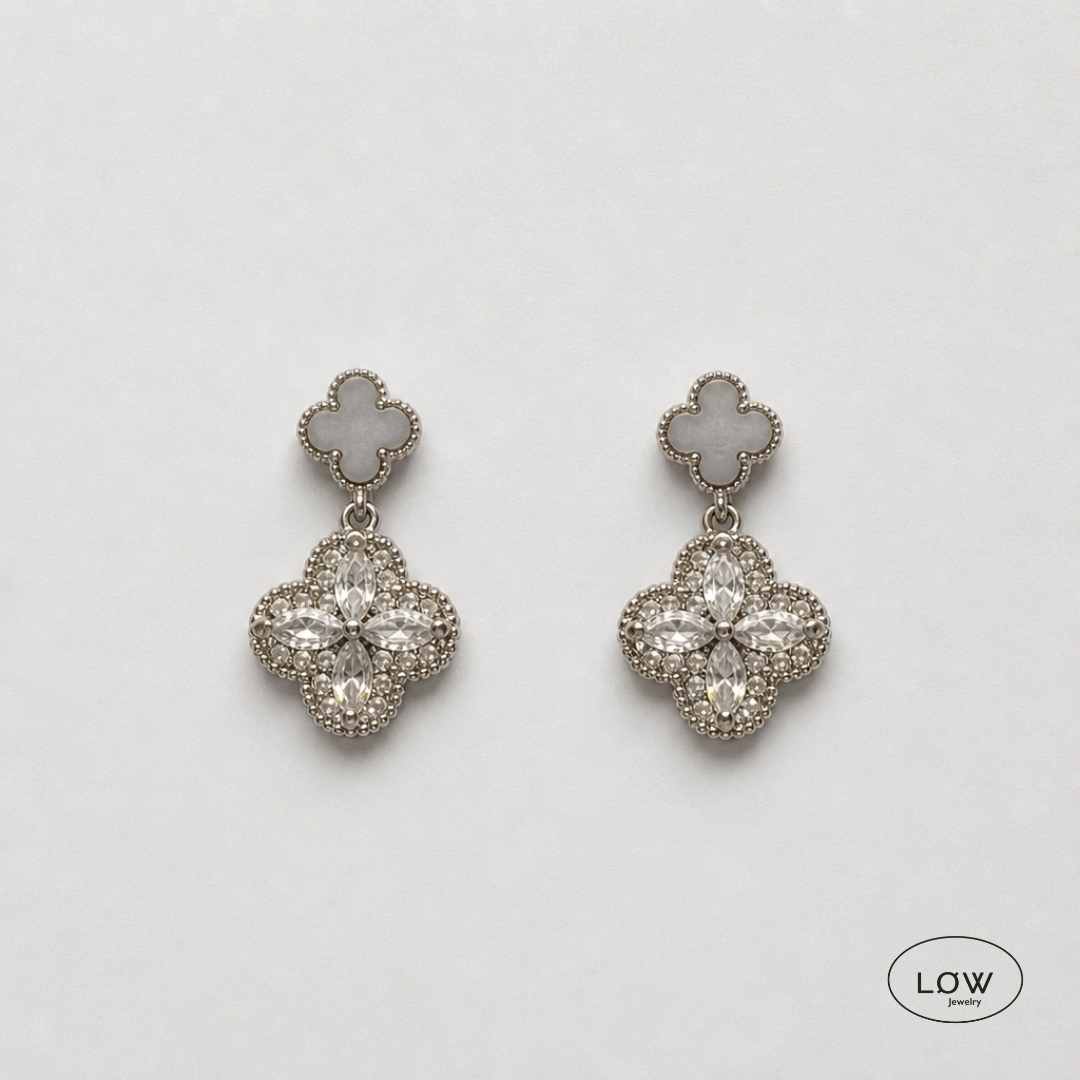 Twin Clover Drop Earrings Silver fra LØW Jewelry