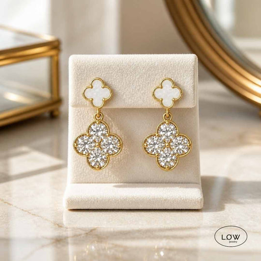Twin Clover Drop Earrings Gold fra LØW Jewelry