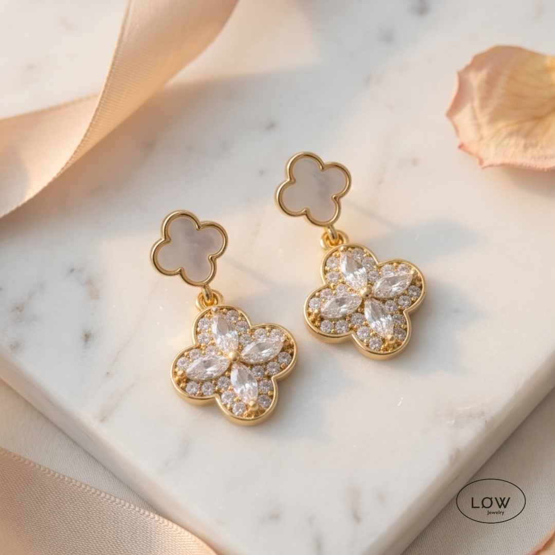 Twin Clover Drop Earrings Gold fra LØW Jewelry