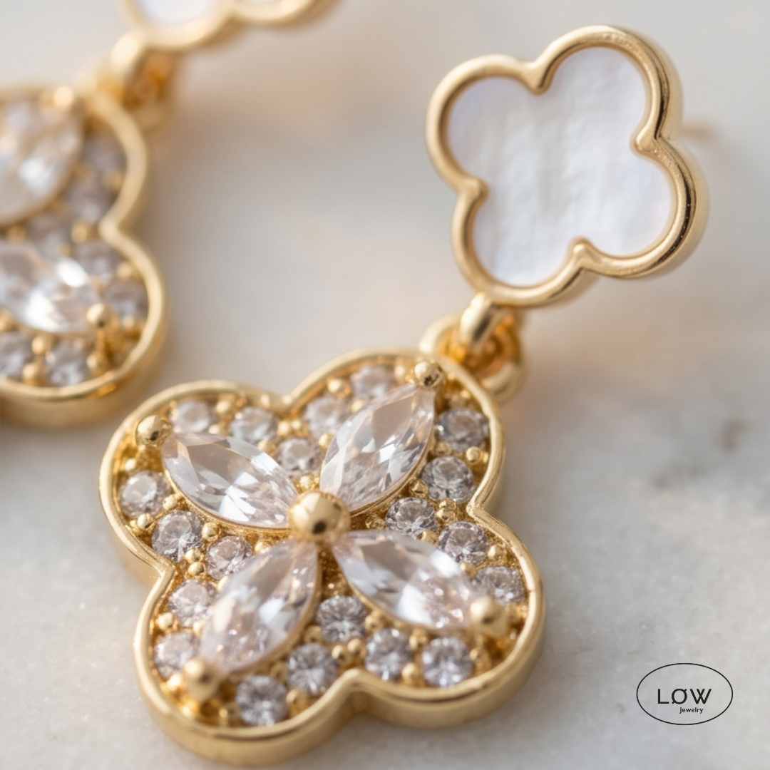 Twin Clover Drop Earrings Gold fra LØW Jewelry