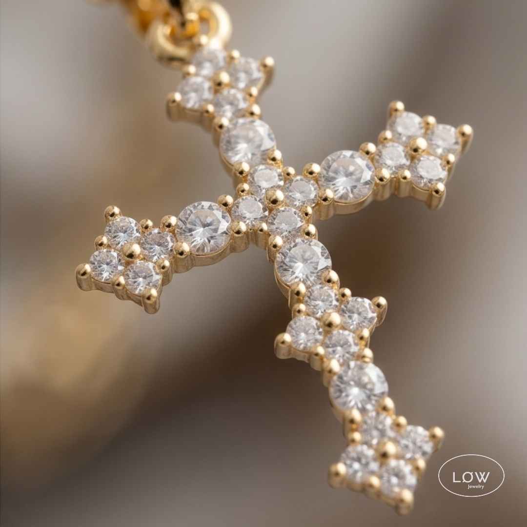 Vintage Romance Cross Necklace Gold halssmykke med kors LØW Jewelry
