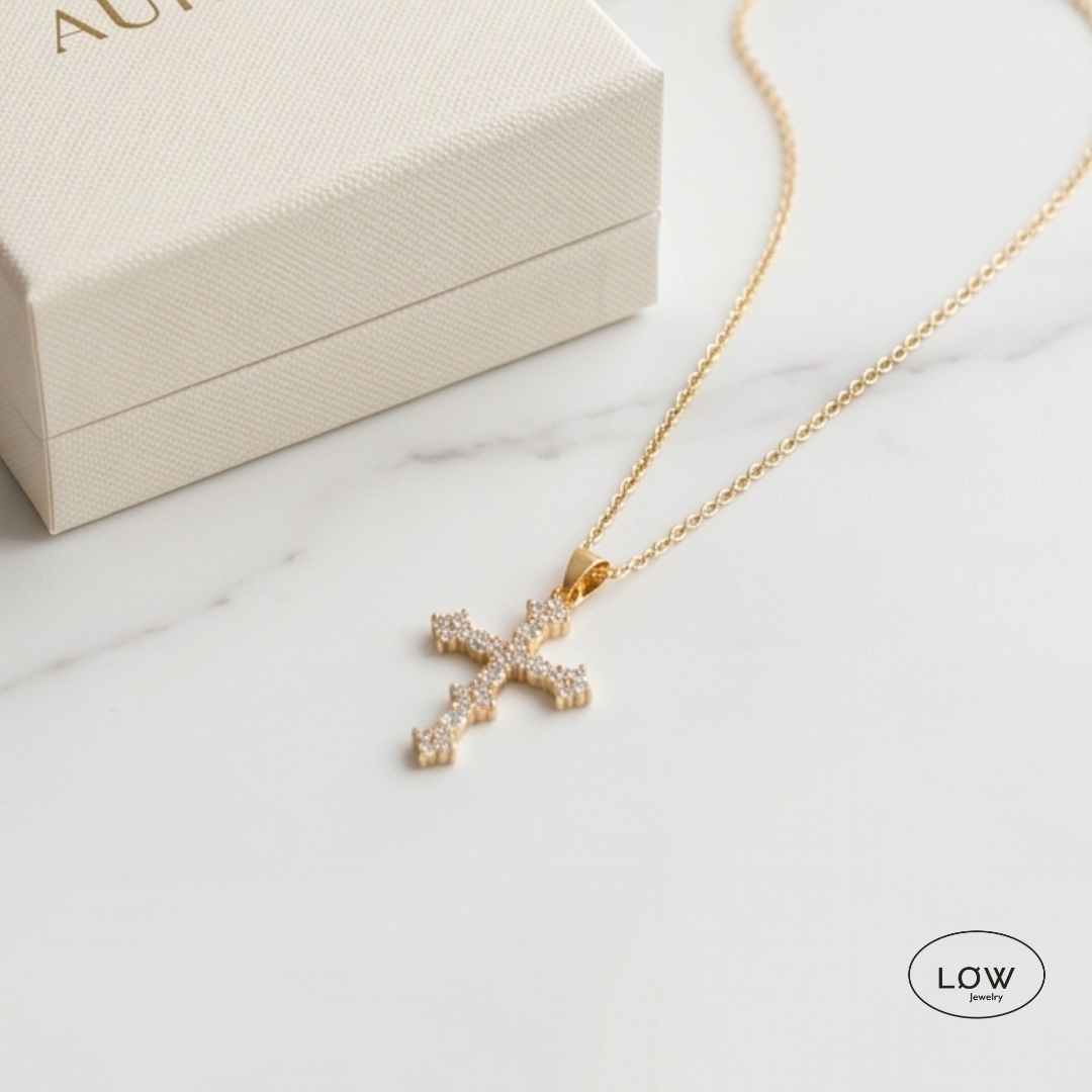 Vintage Romance Cross Necklace Gold halssmykke med kors LØW Jewelry