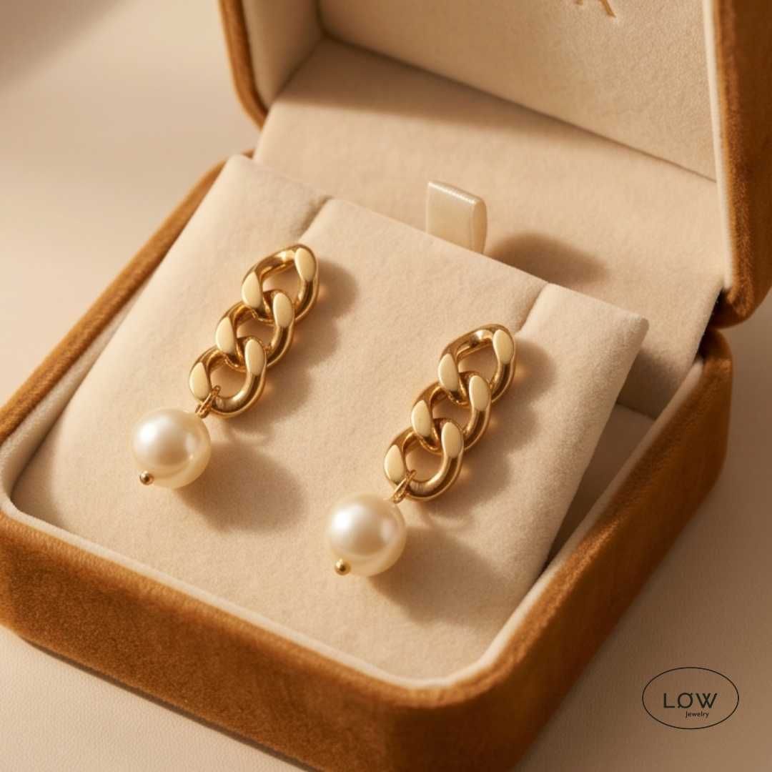 Vivienne Pearl Chain Stud Earrings Gold fra LØW Jewelry