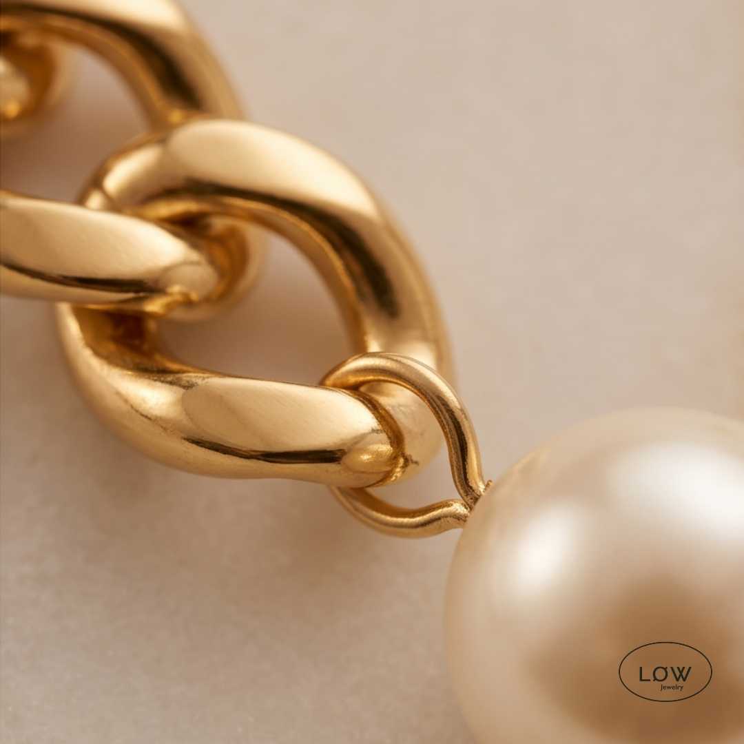 Vivienne Pearl Chain Stud Earrings Gold fra LØW Jewelry