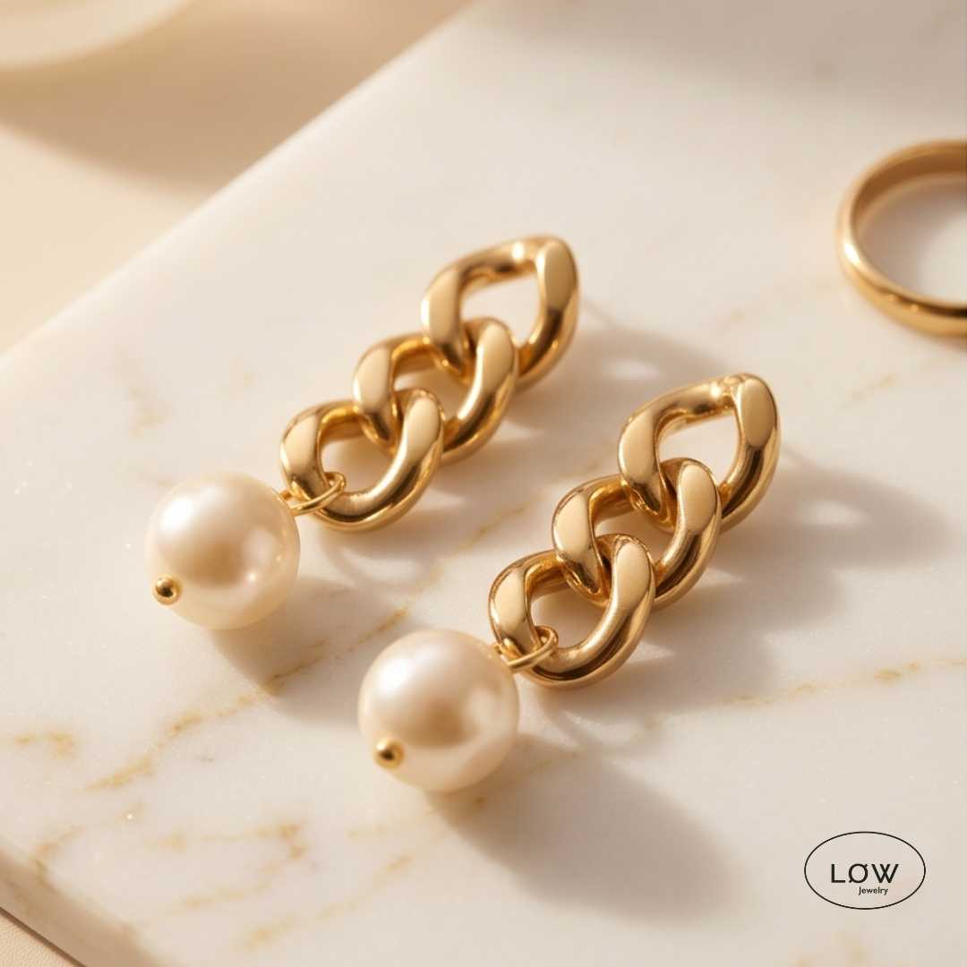 Vivienne Pearl Chain Stud Earrings Gold fra LØW Jewelry
