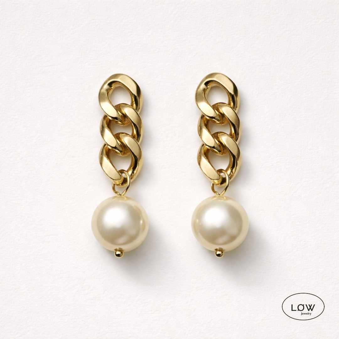 Vivienne Pearl Chain Stud Earrings Gold fra LØW Jewelry