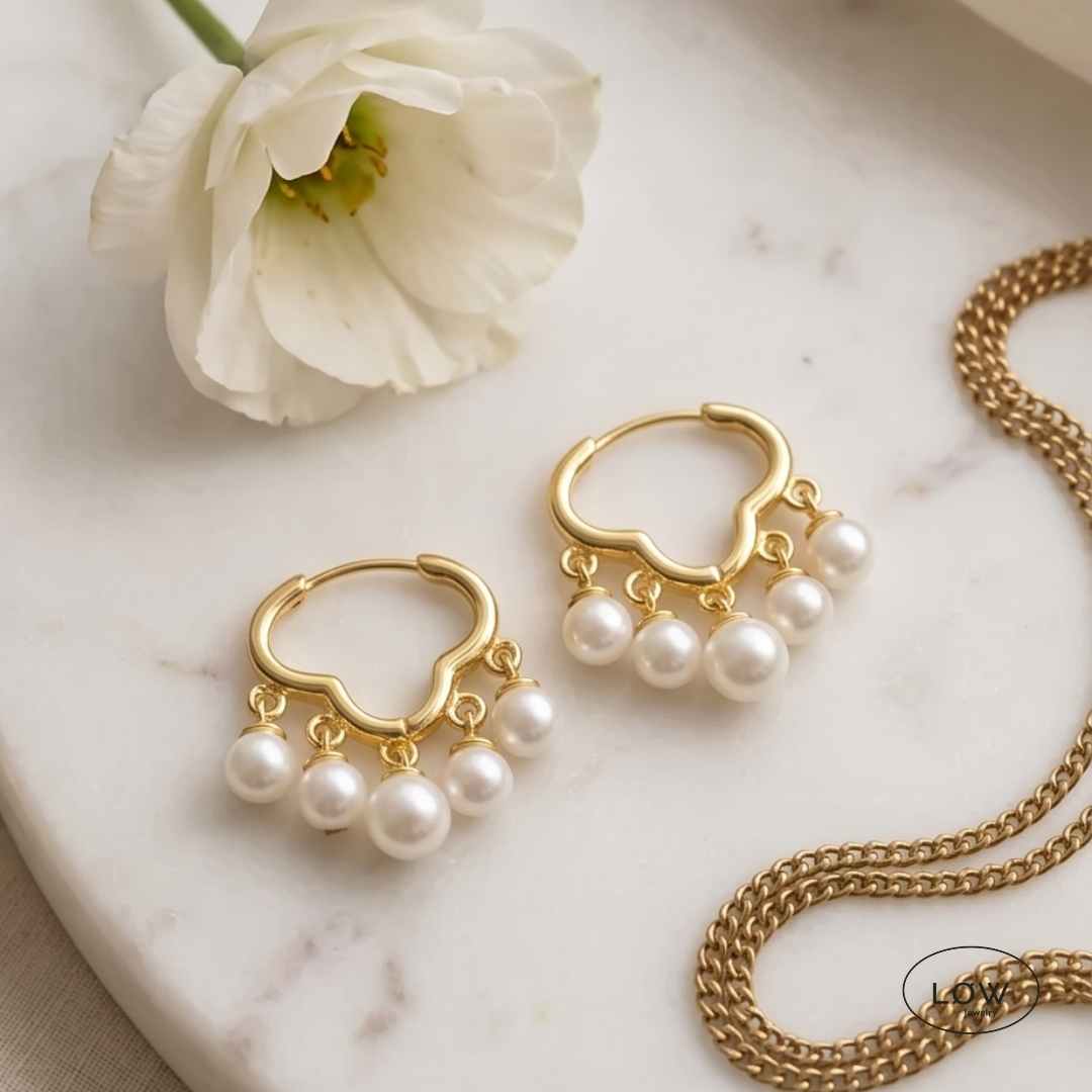 White Pearl Hoop Earrings fra LØW Jewelry moderne øreringer med perler
