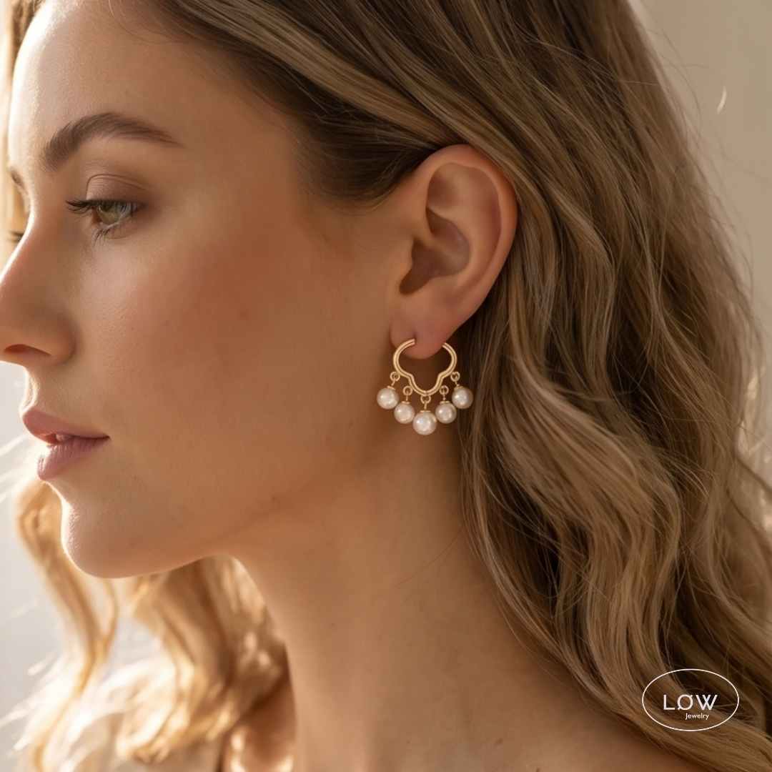 White Pearl Hoop Earrings fra LØW Jewelry moderne øreringer med perler