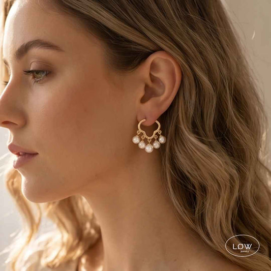 White Pearl Hoop Earrings fra LØW Jewelry moderne øreringer med perler