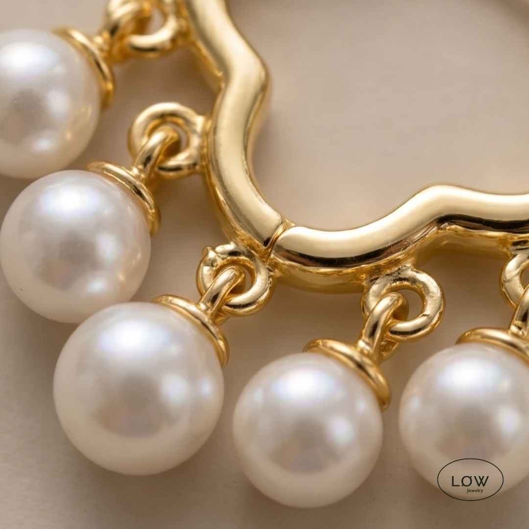 White Pearl Hoop Earrings fra LØW Jewelry moderne øreringer med perler