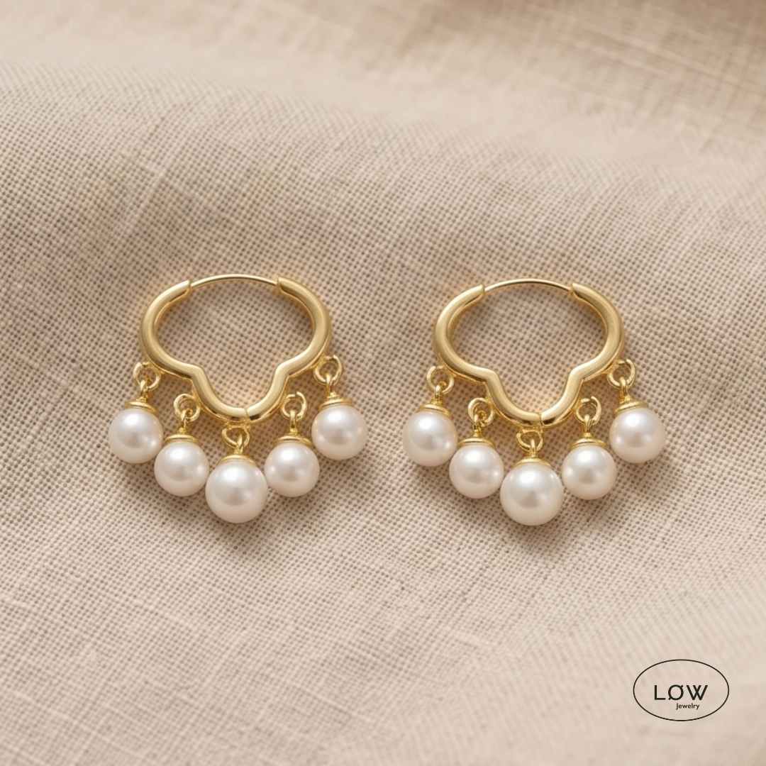 White Pearl Hoop Earrings fra LØW Jewelry moderne øreringer med perler