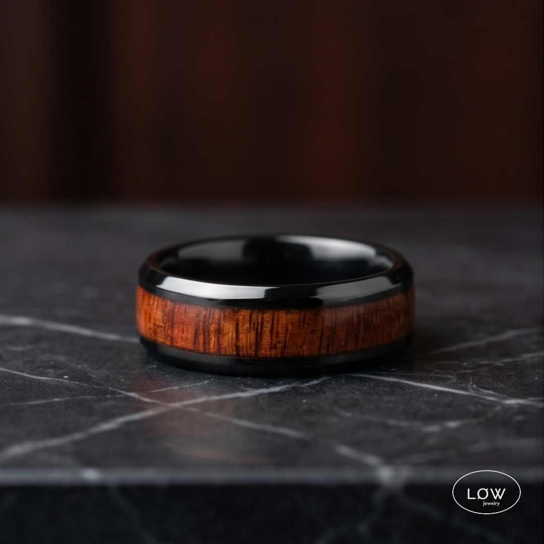 Wide Black Wood Inlay Ring – Stainless Steel Maskulin ring med treverk i midten. LØW Jewelry
