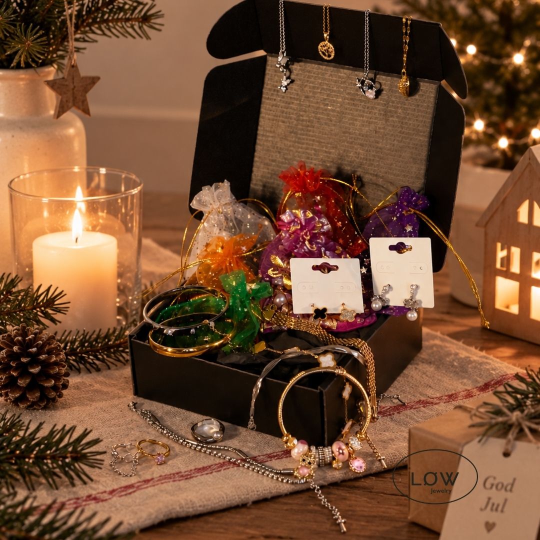 LØW Jewelry julekalender med 24 gull- og sølvfargede smykker. Verdi fra 3.096 kr – din pris 1.990 kr. Ringer, ørepynt, charms og mer.