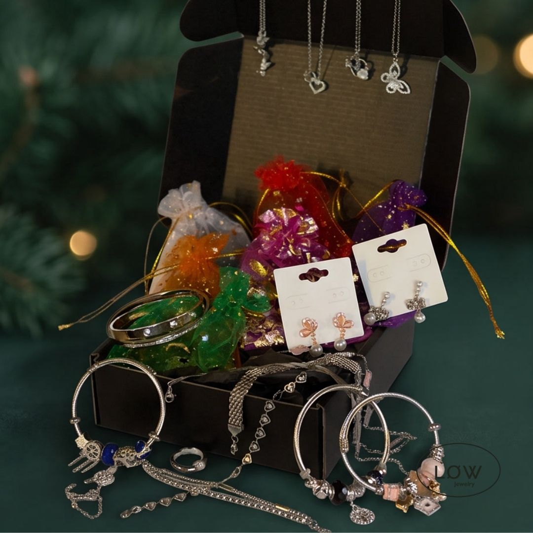 LØW Jewelry julekalender med 24 sølvfargede smykker. Verdi fra 3.096 kr – din pris 1.990 kr. Ringer, ørepynt, armbånd, charms og mer.