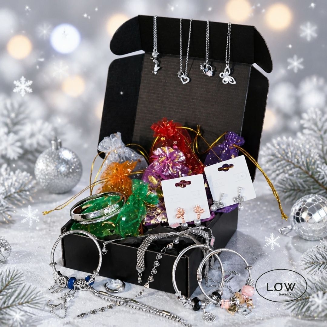 LØW Jewelry julekalender med 24 sølvfargede smykker. Verdi fra 3.096 kr – din pris 1.990 kr. Ringer, ørepynt, armbånd, charms og mer.