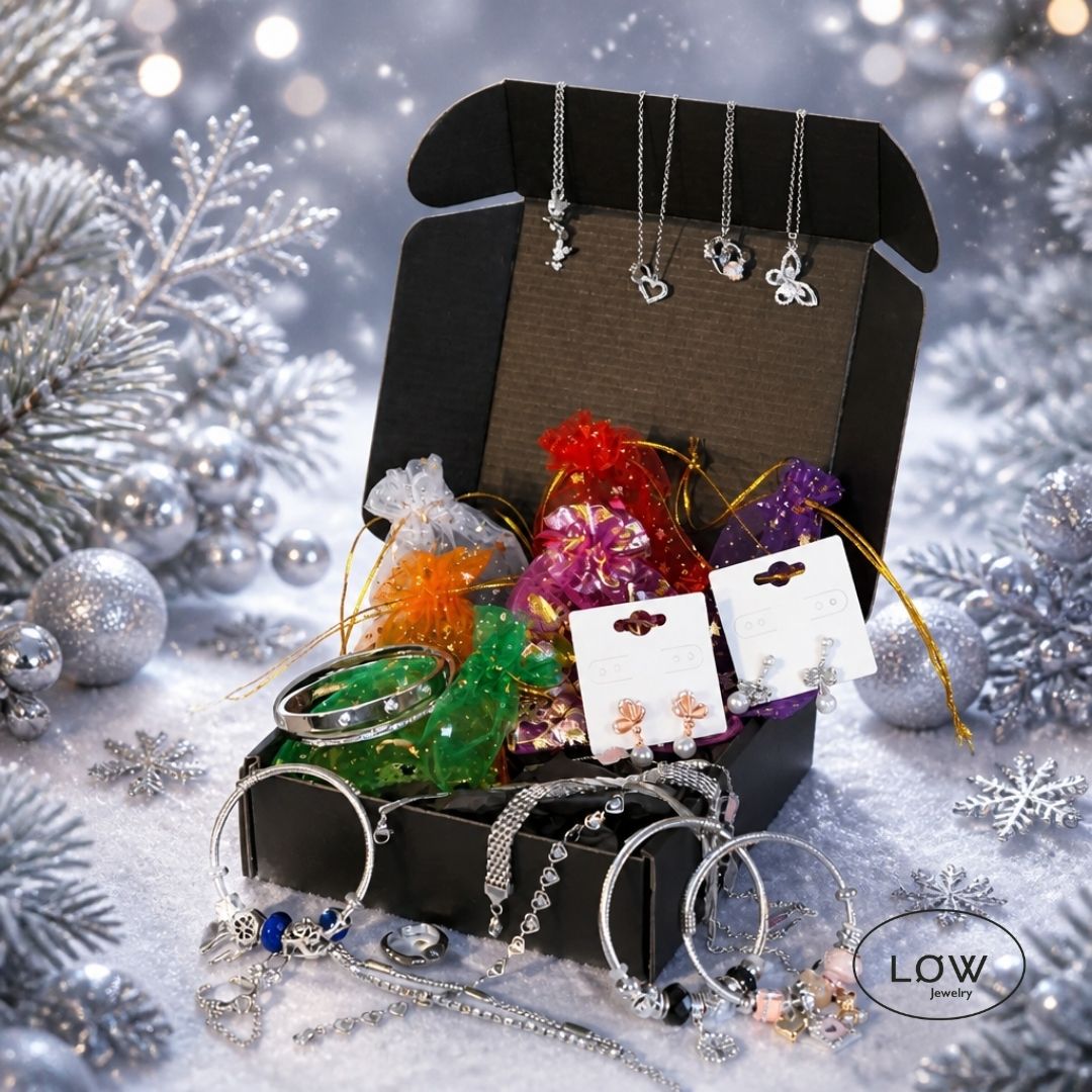 LØW Jewelry julekalender med 24 sølvfargede smykker. Verdi fra 3.096 kr – din pris 1.990 kr. Ringer, ørepynt, armbånd, charms og mer.